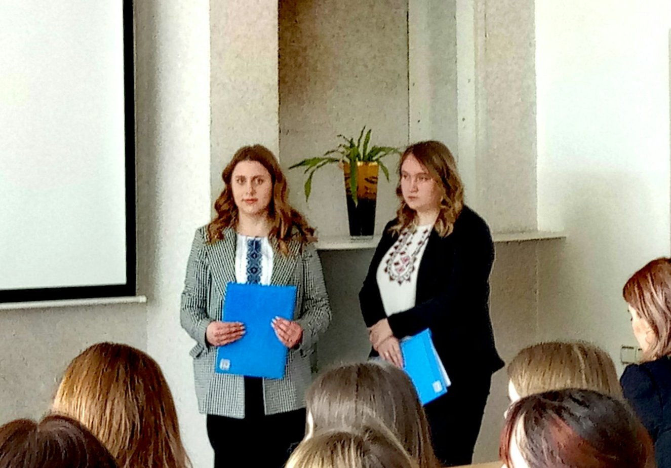 Ведучі свята - студентки групи СОПМУ-13 Шкабара Валерія і Величко Оля